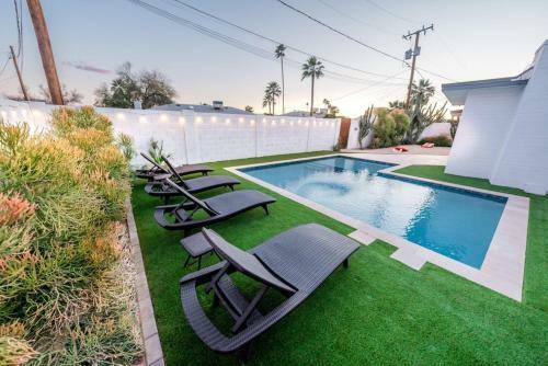 Luxury Home On Windsor -near Old Town- Heated Pool