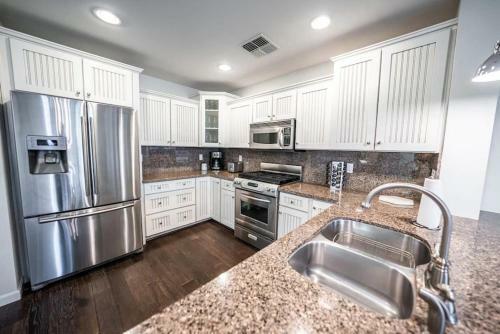 Luxury Home On Windsor -near Old Town- Heated Pool