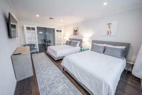 Luxury Home On Windsor -near Old Town- Heated Pool