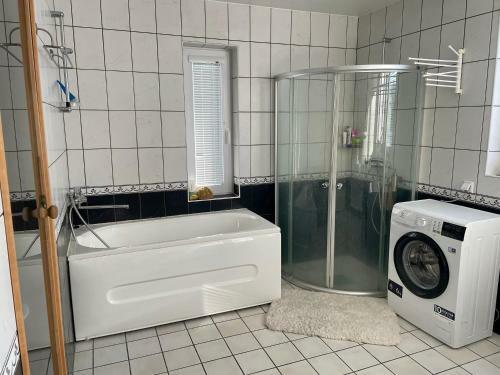 Sunny 3-bdrm Townhouse With 2 Sundecks & Sauna