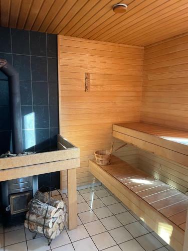 Sunny 3-bdrm Townhouse With 2 Sundecks & Sauna