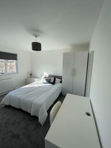Double Room With Private Bathroom In Basingstoke