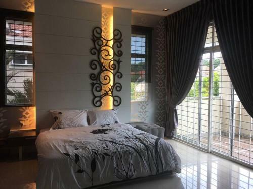 Luxury 4 Designed Bedrooms Bungalow# 100mbps Unifi
