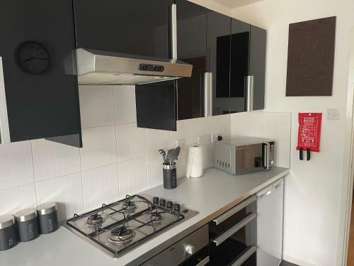 Quiet Canal Side Apartment With Parking & Garden