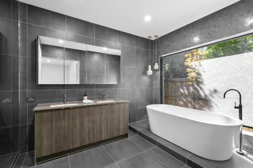 Sophisticated Abode 10 Minutes To Surf Coast Private Location