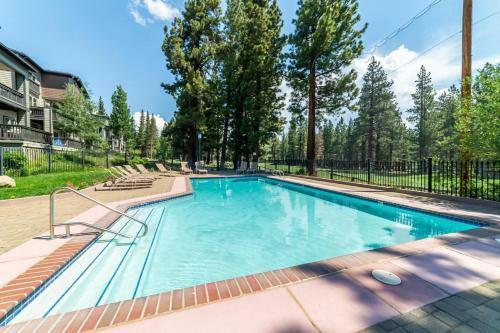 #467- Golf Course Condo Near Ski Resort, Mountain Views