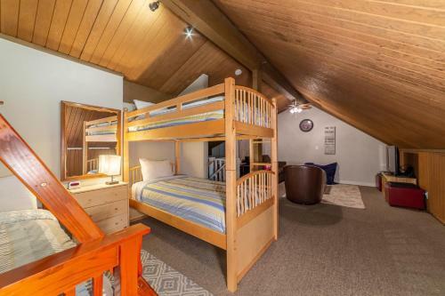 #508- Spacious Mid-town Condo Close To Restaurants, Pool & Spa