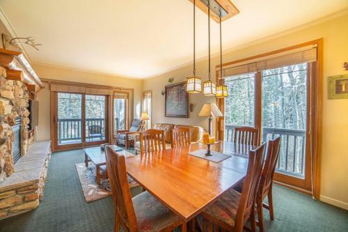 #459 - Large 2 Bed, 2 Bath Walking Distance To Lifts