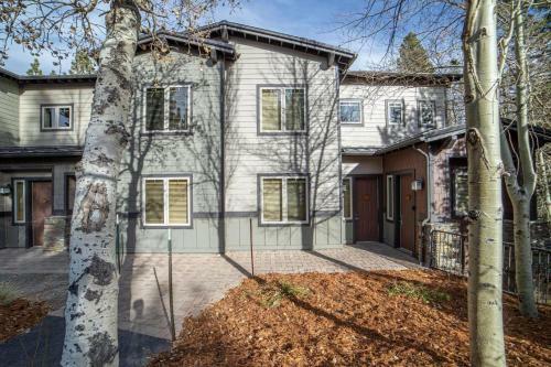 #459 - Large 2 Bed, 2 Bath Walking Distance To Lifts