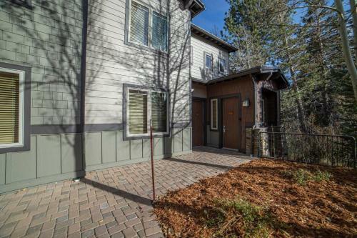 #459 - Large 2 Bed, 2 Bath Walking Distance To Lifts
