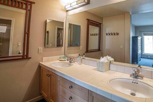 #459 - Large 2 Bed, 2 Bath Walking Distance To Lifts
