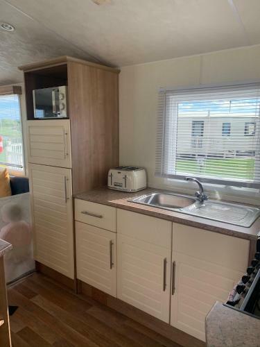 Meadow Lakes - Caravan By The Sea