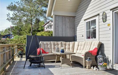 Three-bedroom Holiday Home In Torangsvag