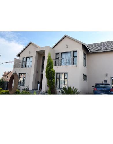 Spacious, 2 Storey House With Private Cinema, Fire Pit And Jacuzzi