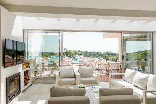 Beautiful Apartment In Alcazaba Lagoon