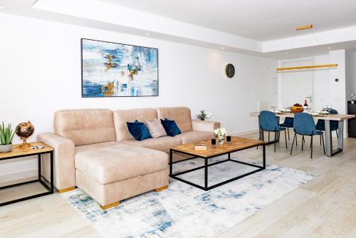 Beautiful Apartment In Alcazaba Lagoon