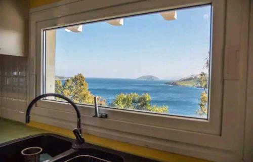 A House For 6 At Vromolithos Colorful