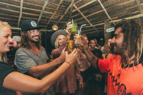 Surf & Party - Hostel Somewhere Else