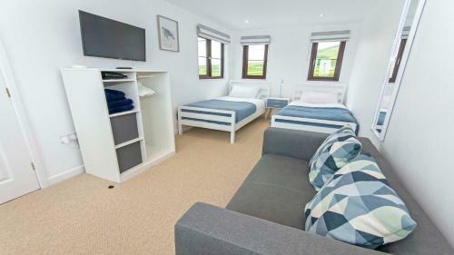 Pebbles Croyde Sleeps 8 4 Bedrooms