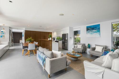 Amazing 5 Bedroom Beachside Entertainer