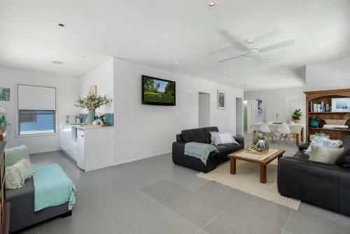 Amazing 5 Bedroom Beachside Entertainer