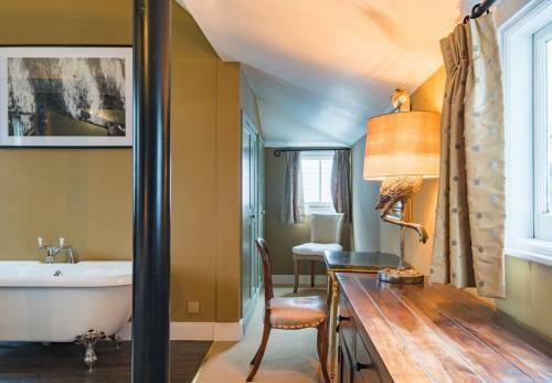 The White Cliffs Retreat - Coastal Village Lodge