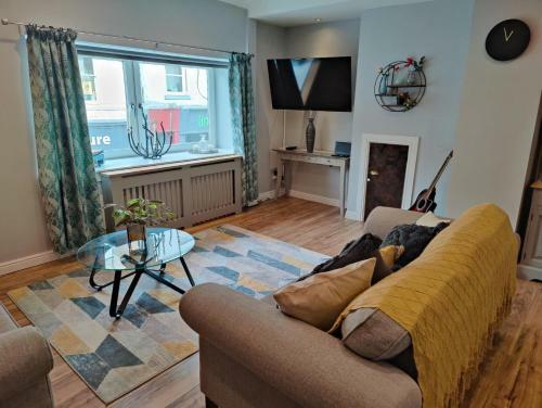 New Fabulous 2bd Maisonette Dunfermline, Fife