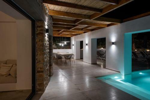 Mikri Sorriso Luxurious Villa On The Beach