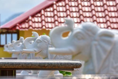 Hotel Vijaygarh Resort & Cottages With Pool