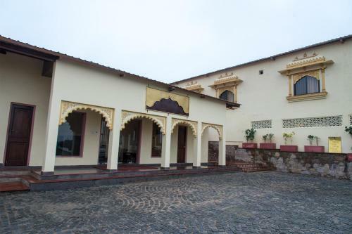 Hotel Vijaygarh Resort & Cottages With Pool