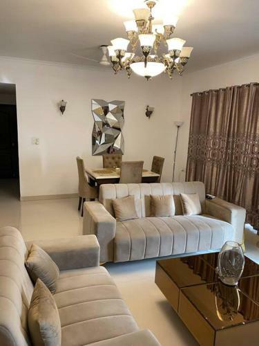 Pool View Beautiful Apartment In Delhi, Noida