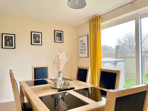 Spacious Coastal Retreat Free Parking