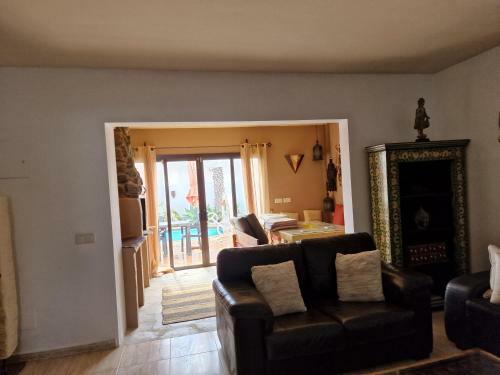 Inviting 3-bed Villa In Playa Blanca