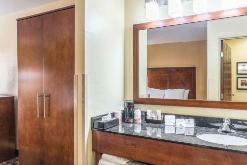 Hotel Baymont Inn & Suites - North Aurora