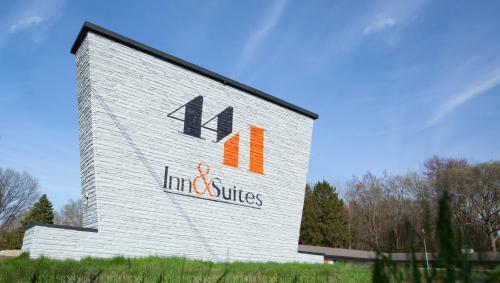 Hotel 4411 Inn & Suites