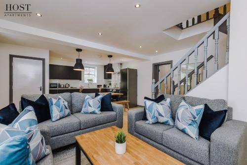 Coach House - 4 Bedrooms - Beautiful Church Views - Free Parking