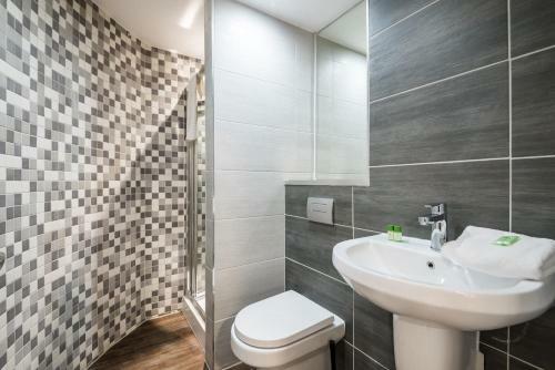 Charming 3bed Manhattan Style Apt With Large Roof Terrace, Parking And Netflix