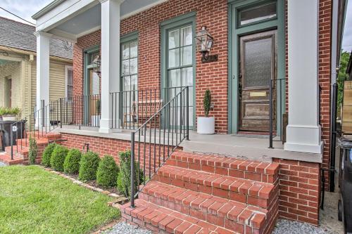 Chic Escape With Furnished Deck Walk To Cafes!