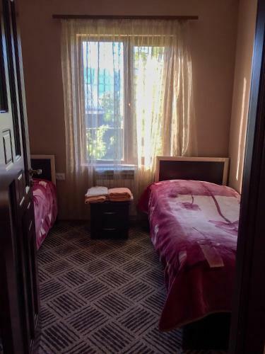 Hostal Tatev Emma B&B