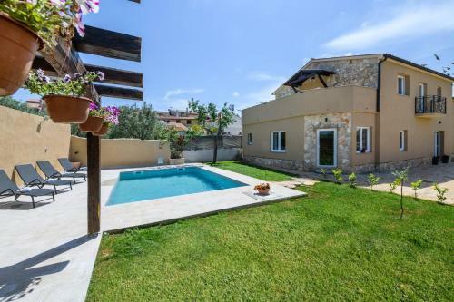 Holiday House Boky