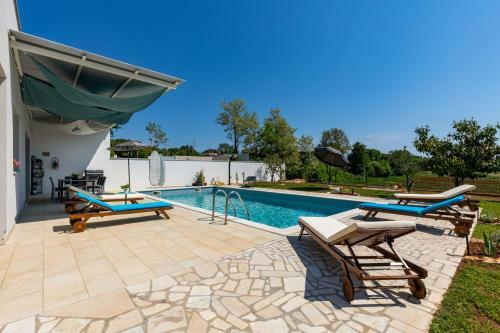 Villa Holiday House With Pool Near Rovinj