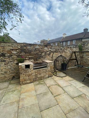 Town Villa With Charming Garden & Bbq Area