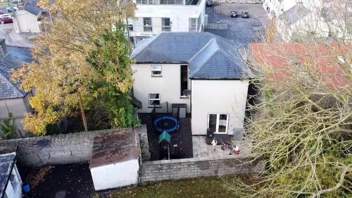 Town Villa With Charming Garden & Bbq Area