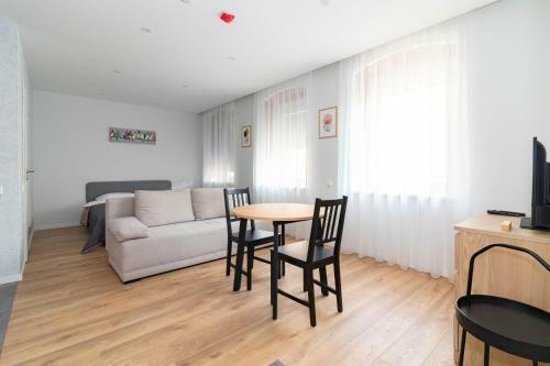 Top Street One Apartments, By Cohost