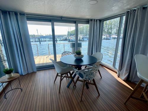 Luxurious Houseboat - Modern
