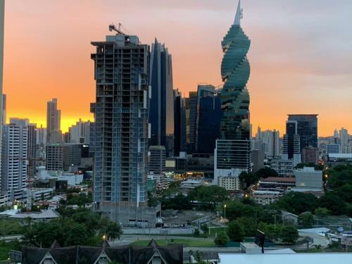 Apartamento Centrally Located Condo 2 Bedroom And Office Space