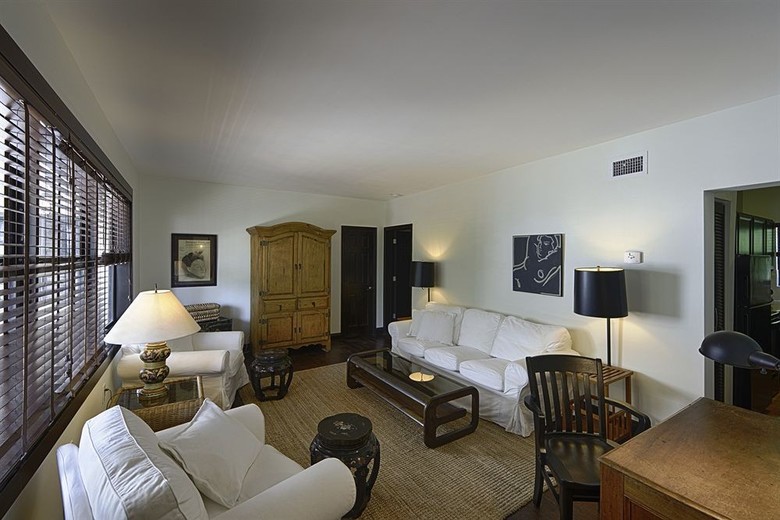 Miami Whitehouse Apartments