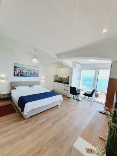 White House Apartments