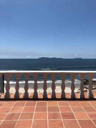 Ocean Front Antique House, Private Beach!