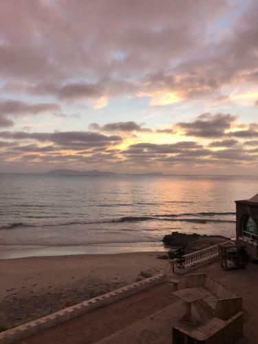 Ocean Front Antique House, Private Beach!